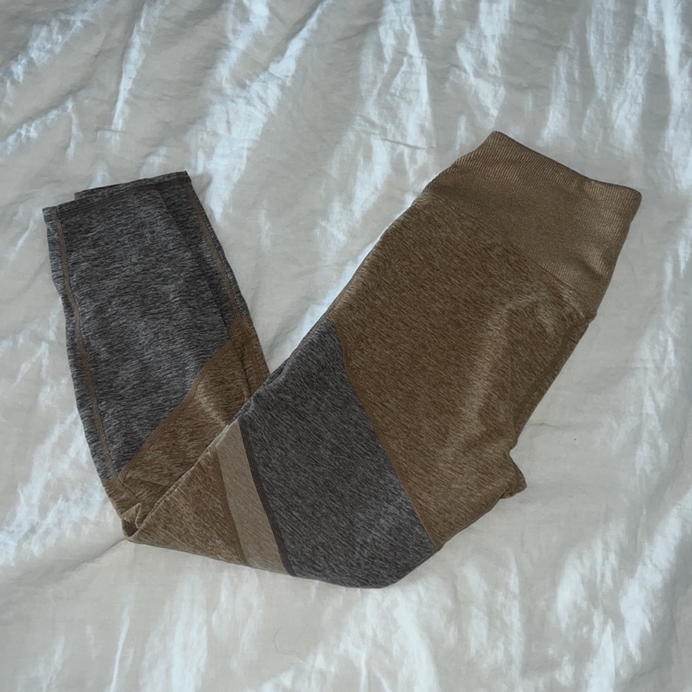 Alo Yoga leggings. Yellow and gray